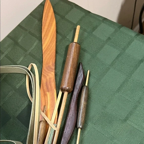 Vintage  Wooden Swan Sculpture with Natural Tones - Picture 7 of 15